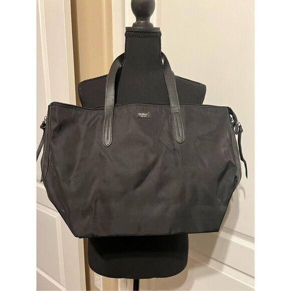 Botkier New York black tote bag, featuring a zipper closure and two interior poc - Picture 1 of 9